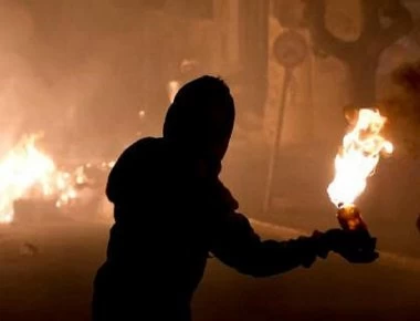 Μολότοφ στους άνδρες των ΜΑΤ στη Χαριλάου Τρικούπη
